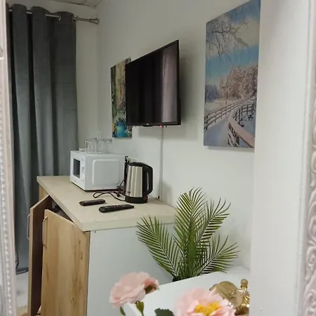 Oasis In Near Bus Station * 地拉那